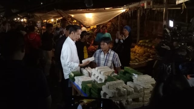 Presiden Jokowi blusukan ke Pasar Lawang Suryakancana, Bogor. (Foto: Jihad Akbar/kumparan)