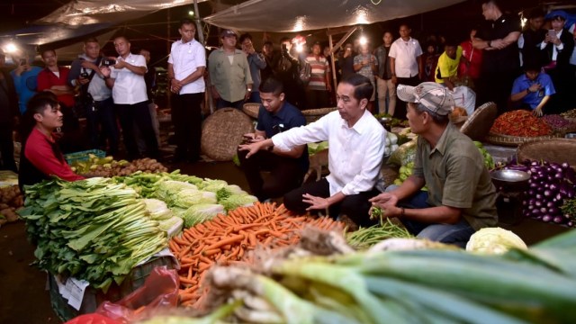 Presiden Jokowi blusukan ke Pasar Lawang Suryakancana, Bogor. (Foto: Dok.Biro Setpres)