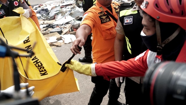 Satu kantong jenazah berisi barang milik korban kecelakaan Lion air JT610 dibawa ke RS Polri. (Foto: Iqbal Firdaus/kumparan)