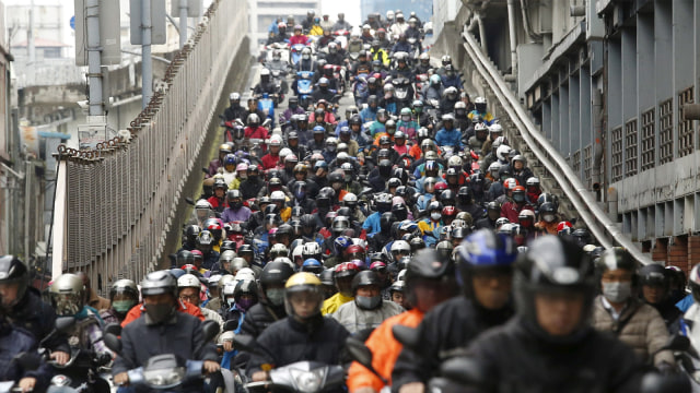 Ilustrasi pengguna sepeda motor. (Foto: REUTERS/Tyrone Siu)