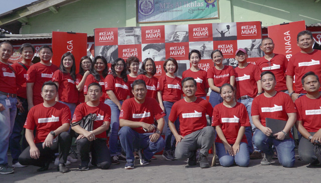 Program Volunteering #KejarMimpi Surabaya Libatkan Karyawan untuk Mempercantik Sekolah