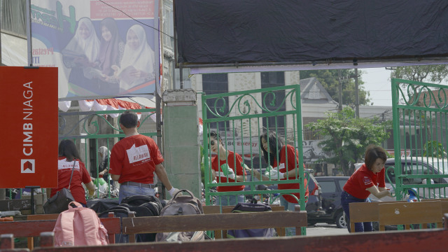 Program Volunteering #KejarMimpi Surabaya Libatkan Karyawan untuk Mempercantik Sekolah (1)
