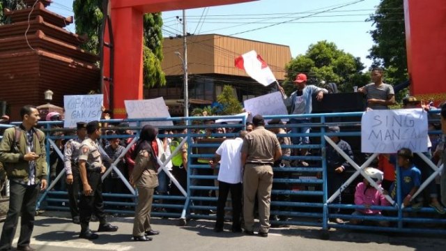 Protes Tol, Warga Sadengrejo Demo Pemkab Pasuruan
