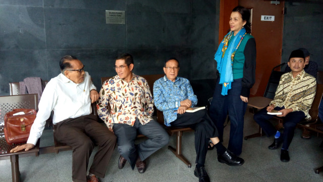 Wakil Ketua Dewan Kehormatan Partai Golkar, Akbar Tanjung (ketiga dari kiri) bersama d mantan Ketua MK Prof Hamdan Zoelva kedua dari kiri) di Pengadilan Tipikor Jakarta. (Foto: Adhim Mugni Mubaroq/kumparan)