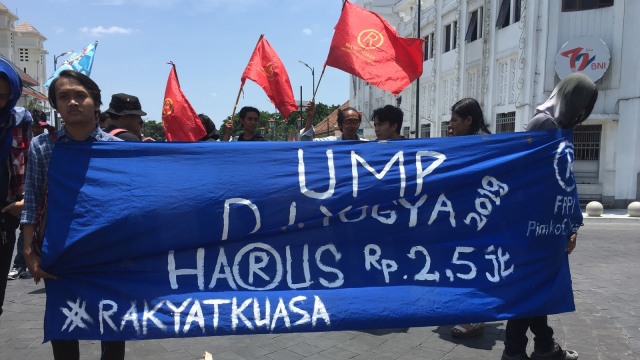 Sejumlah elemen buruh di Yogyakarta menggelar aksi demontrasi di Titik Nol Km Yogyakarta, Rabu (31/10/2018). (Foto: Arfiansyah Panji Purnandaru/kumparan)