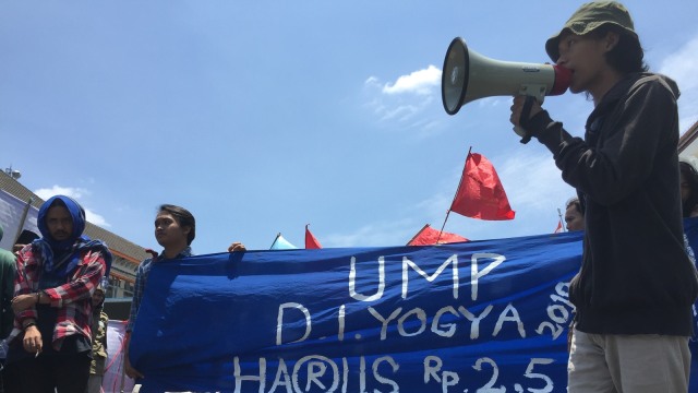 Sejumlah elemen buruh di Yogyakarta menggelar aksi demontrasi di Titik Nol Km Yogyakarta, Rabu (31/10/2018). (Foto: Arfiansyah Panji Purnandaru/kumparan)