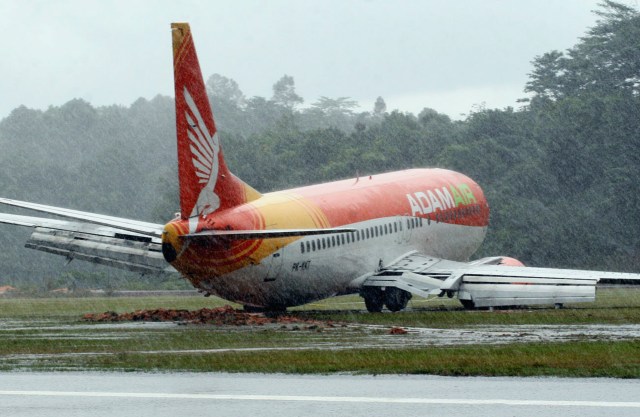 Pesawat Adam Air Boeing 737 tergelincir di Batam pada 10 Maret 2008. (Foto: AFP/ANANK TONO)