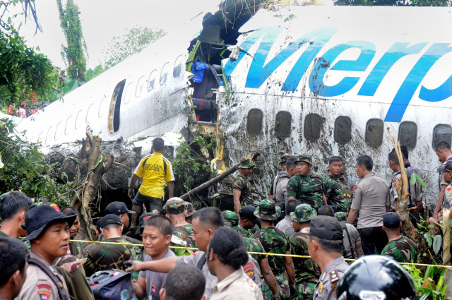 Pesawat Boeing 737 milik Merpati Airlines tergelincir di Manokwari, Papua Barat, Indonesia. (Foto: AFP/STR)