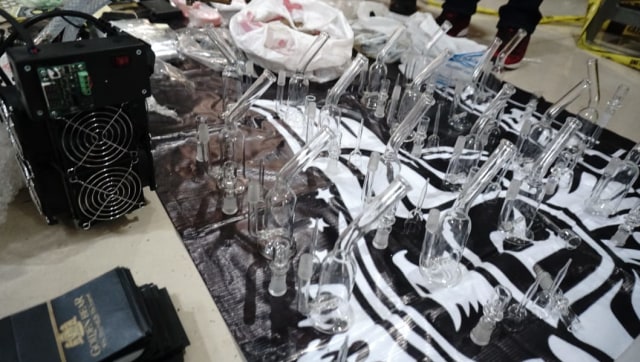 Barang bukti yang ditemukan dilokasi peracikan Narkotika jenis Liquid Vape. (Foto: Helmi Afandi Abdullah/kumparan)
