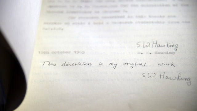 Sebuah halaman dengan tulisan tangan dari salinan tesis tahun 1965 milik Stephen Hawking. (Foto: REUTERS/Toby Melville)