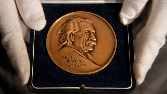 Penghargaan Albert Einstein yang diberikan kepada fisikawan teoritik Inggris Stephen Hawking jelang pelelangan barang-barang pribadi miliknya di Christie's di London. (Foto: REUTERS/Toby Melville)