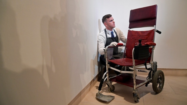 Kursi roda milik fisikawan teoritik Inggris Stephen Hawking jelang pelelangan barang-barang pribadi miliknya di Christie's di London. (Foto: REUTERS/Toby Melville)