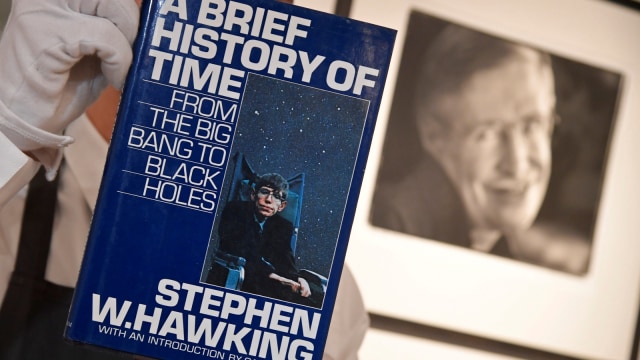 Buku milik fisikawan teoritik Inggris Stephen Hawking jelang pelelangan barang-barang pribadi miliknya di Christie's di London. (Foto: REUTERS/Toby Melville)