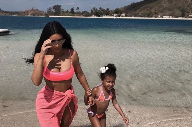 Kim Kardashian Sexy Berbikini dengan Anak - Anaknya di Bali