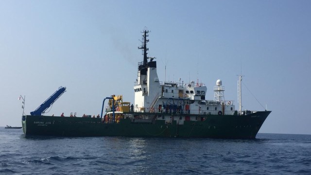 KRI Rigel dan Kapal Baruna Jaya I melakukan screening di lokasi jatuhnya Lion Air JT-610, Rabu (31/10/2018). (Foto: Fachrul Irwinsyah/kumparan)