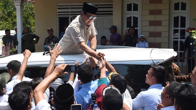 Calon Presiden nomor urut 2 Prabowo Subianto dari atas mobil menyapa pendukungnya. (Foto: ANTARA FOTO/Siswowidodo)