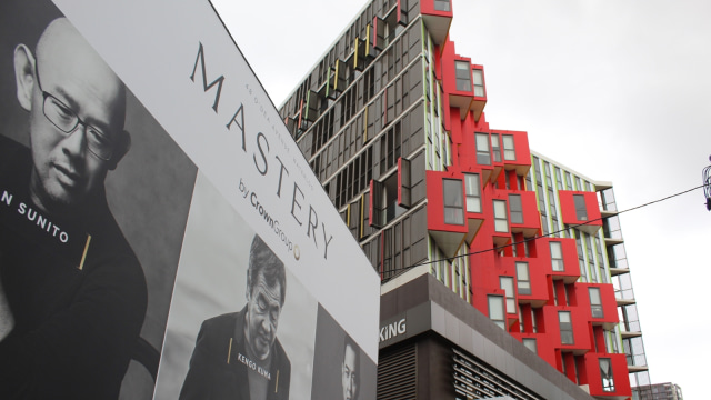 Bilboard proyek properti Mastery dengan latar apartemen Viking milik Crown Group di Sydney, Australia.  (Foto: Wendiyanto/kumparan)