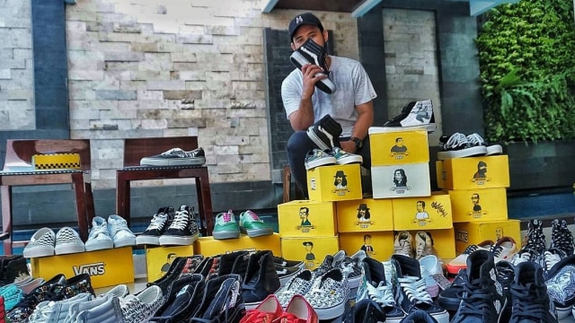Denis Juherman dan koleksi sepatu Vans-nya (Foto: Instagram @denisjuherman)