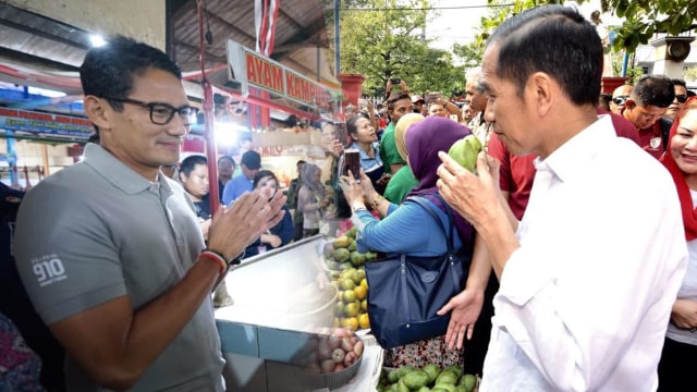 Sandiaga Uno dan Jokowi ketika blusukan ke pasar. (Foto: Dok. Tim Pemenangan Sandiaga Uno, Dok.  Agus Suparto/Presidential Palace)