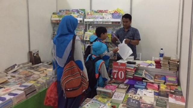Booth penerbit di Festival Literasi Sekolah menyediakan potongan harga khusus. (Foto: Fina Prichilia)