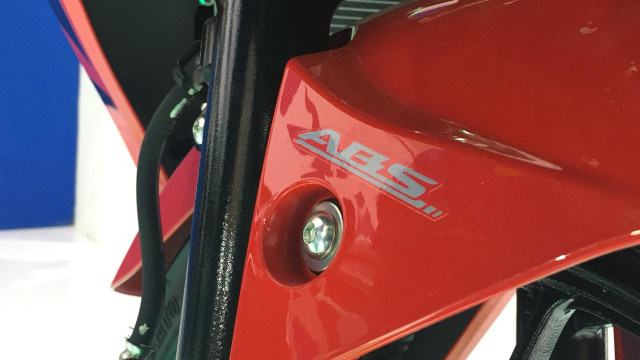 Stiker ABS pada Suzuki GSX-R150 ABS (Foto: Aditya Pratama Niagara/kumparanOTO)