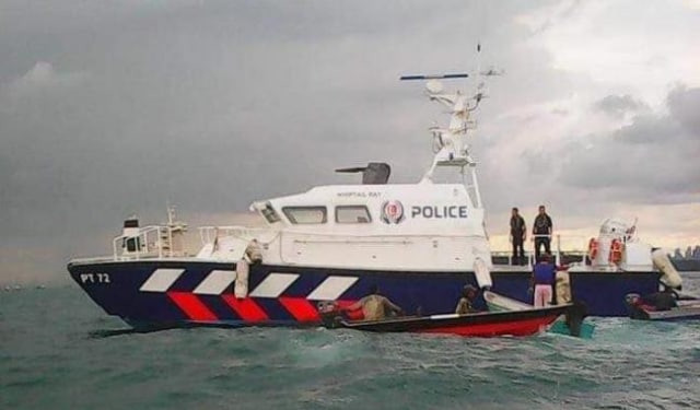 Police Marine Singapore saat menabrak nelayan di perairan perbatasan Batam dan Singapura (Foto: BatamNews)
