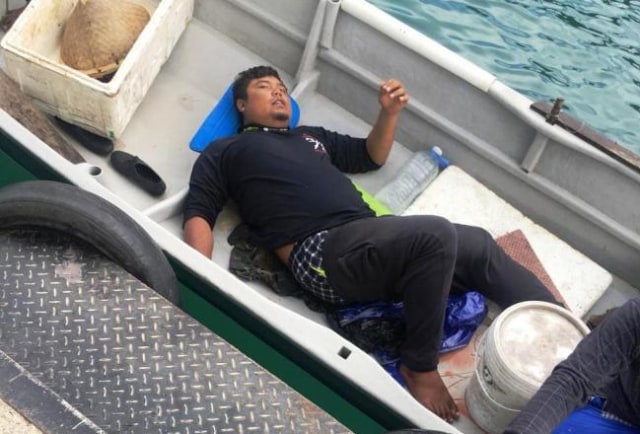 Dian, nelayan yang mengalami patah kaki setelah boat kecilnya ditabrak lari Police Marine Singapura. (Foto: BatamNews)