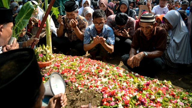 Sejumlah keluarga dan kerabat berdoa bersama saat pemakaman korban jatuhnya pesawat Lion Air JT 610 Jannatun Cintya Dewi di kawasan Sukodono, Sidoarjo. (Foto: ANTARA FOTO/Umarul Faruq)