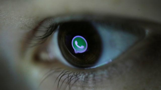 Pantulan logo WhatsApp di mata. (Foto: Dado Ruvic/Reuters)