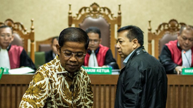 Mantan Menteri Sosial Idrus Marham (kiri) dan mantan Ketua DPR Setya Novanto (kanan) di sidang lanjutan kasus dugaan suap proyek PLTU Riau-1 (Foto: ANTARA FOTO/Aprillio Akbar)