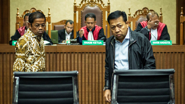 Mantan Menteri Sosial Idrus Marham (kiri) dan mantan Ketua DPR Setya Novanto (kanan) di sidang lanjutan kasus dugaan suap proyek PLTU Riau-1 (Foto: ANTARA FOTO/Aprillio Akbar)