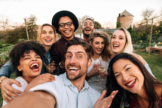 Selfie Bersama Teman-teman, Lebih Seru Dengan Smartphone Layar Lebar!