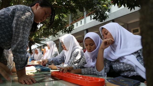 Sejumlah siswa bermain congklak. (Foto: Aditia Noviansyah/kumparan)