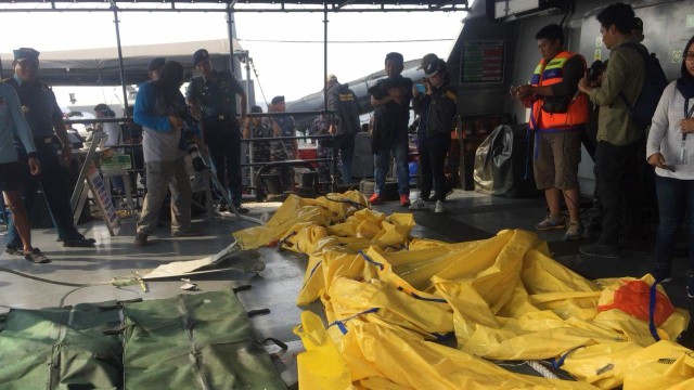 Komando Pasukan Katak berhasil menemukan pakaian, ktp dan juga diduga pelampung pesawat yang biasa  di pintu darurat (Foto: Soejono Saragih/kumparan)