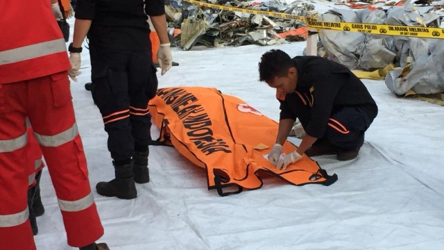 Tim SAR bawa dua kantong berisis potongan tubuh korban Lion Air. (Foto: Mirsan/kumparan)