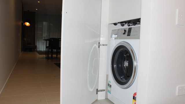 Fasilitas mesin cuci di kamar hotel Skye Suites Sydney. (Foto: Wendiyanto/kumparan)