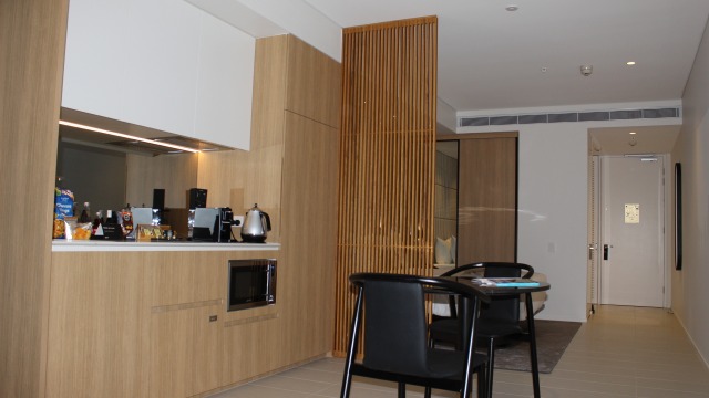 Kamar hotel di Skye Suites Sydney dilengkapi dengan pantry dan meja makan. (Foto: Wendiyanto/kumparan)