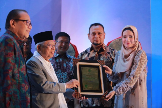 Dewi Sandra mewakili Wardah dalam menerima penghargaan "Halal Top Brand 2018" dari LPPOM MUI. (Foto: dok. Wardah)