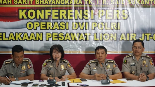 Komandan DVI RS Polri Kombes Pol Lisda Cancer (Kedua kiri) memberikan keterangan pers terkait perkembangan identifikasi korban Lion Air JT-610 di RS Polri, Jakarta, Kamis (1/11). (Foto:  Fanny Kusumawardhani/kumparan)