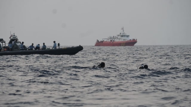 Pasukan Denjaka TNI AL kembali mencari black box dan pesawat Lion Air di Perairan Karawang, Jawa Barat (1/11).  (Foto: Iqbal Firdaus/kumparan)