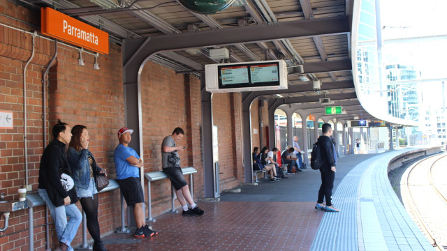 Calon penumpang menunggu kereta di staisun Parramatta, Australia. (Foto: Wendiyanto/kumparan)