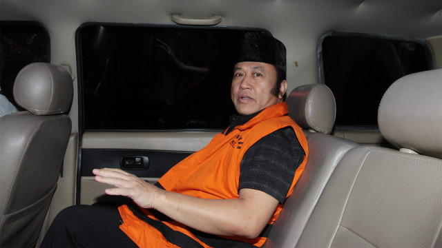 Bupati nonaktif Lampung Selatan Zainudin Hasan berada dalam mobil tahanan usai menjalani pemeriksaan di KPK. (Foto: ANTARA FOTO/Reno Esnir)