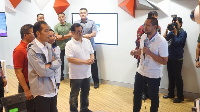 Jokowi Tinjau dan Resmikan The Telkom Hub di Gatot Soebroto. (Foto: Yudhistira Amran Saleh/kumparan)