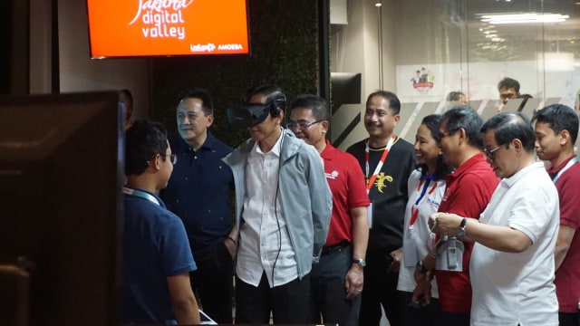 Jokowi mencoba teknologi VR saat peresmian The Telkom Hub di Gatot Soebroto. (Foto: Yudhistira Amran Saleh/kumparan)