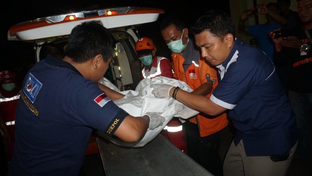 Sejumlah kantong jenazah tiba di RS Polri, Jakarta, Kamis (1/11). (Foto: Fanny Kusumawardhani/kumparan)