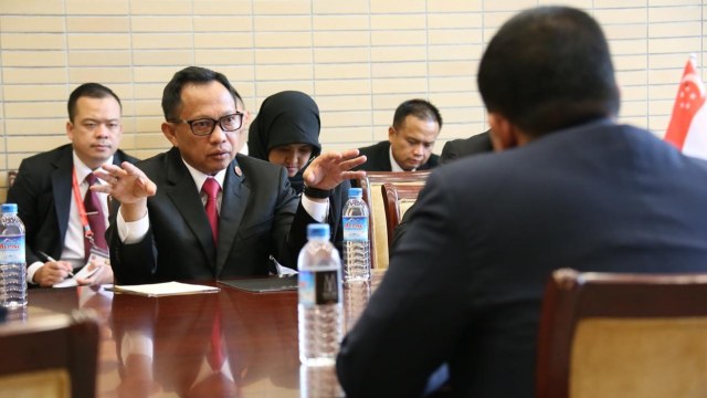 Pertemuan Bilateral Kapolri dengan Sekretaris Senior Parlemen Kemendagri Singapura di Myanmar. (Foto: Dok. Mabes Polri)