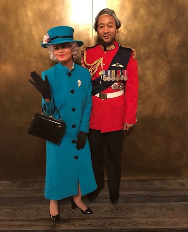 Kostum Halloween: Chrissy Teigen dan John Legend sebagai Ratu Elizabeth II & Pangeran Charles. (Foto: Instagram/@johnlegend)
