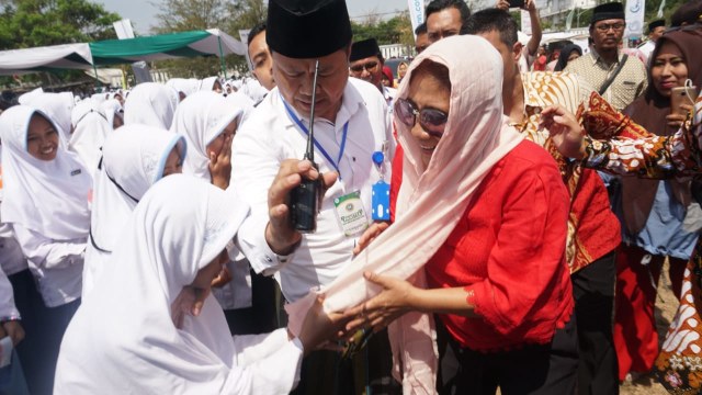 Beberapa santri berebut untuk bersalaman dan mencium tangan dan jilbab milik menteri Susi Pudjiastuti di Pondok Pesantren Nurul Jadid, Probolinggo, Jumat (2/11/2018). (Foto: Fitra Andrianto/kumparan)