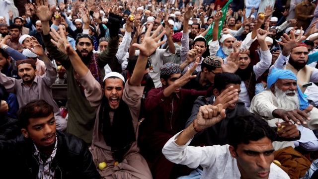 Demonstrasi protes pembebasan tersangka penista agama di Pakistan. (Foto: REUTERS/Faisal Mahmood)