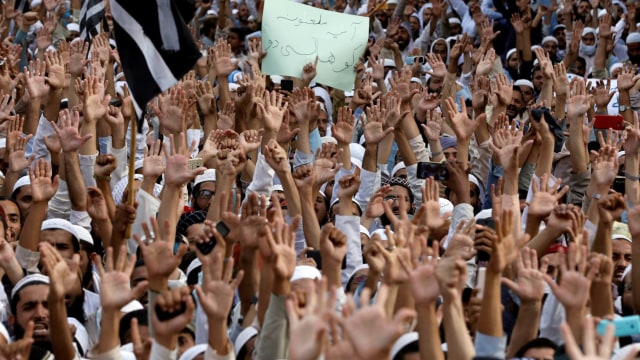 Demonstrasi protes pembebasan tersangka penista agama di Pakistan. (Foto: REUTERS/Akhtar Soomro)